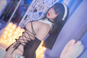 皮皮奶《系带修女》主题写真：55张全套美图，含4个视频