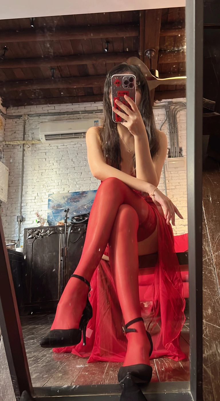 不呆猫《霸气红色人妻》主题写真：57张全套美图，含1个视频