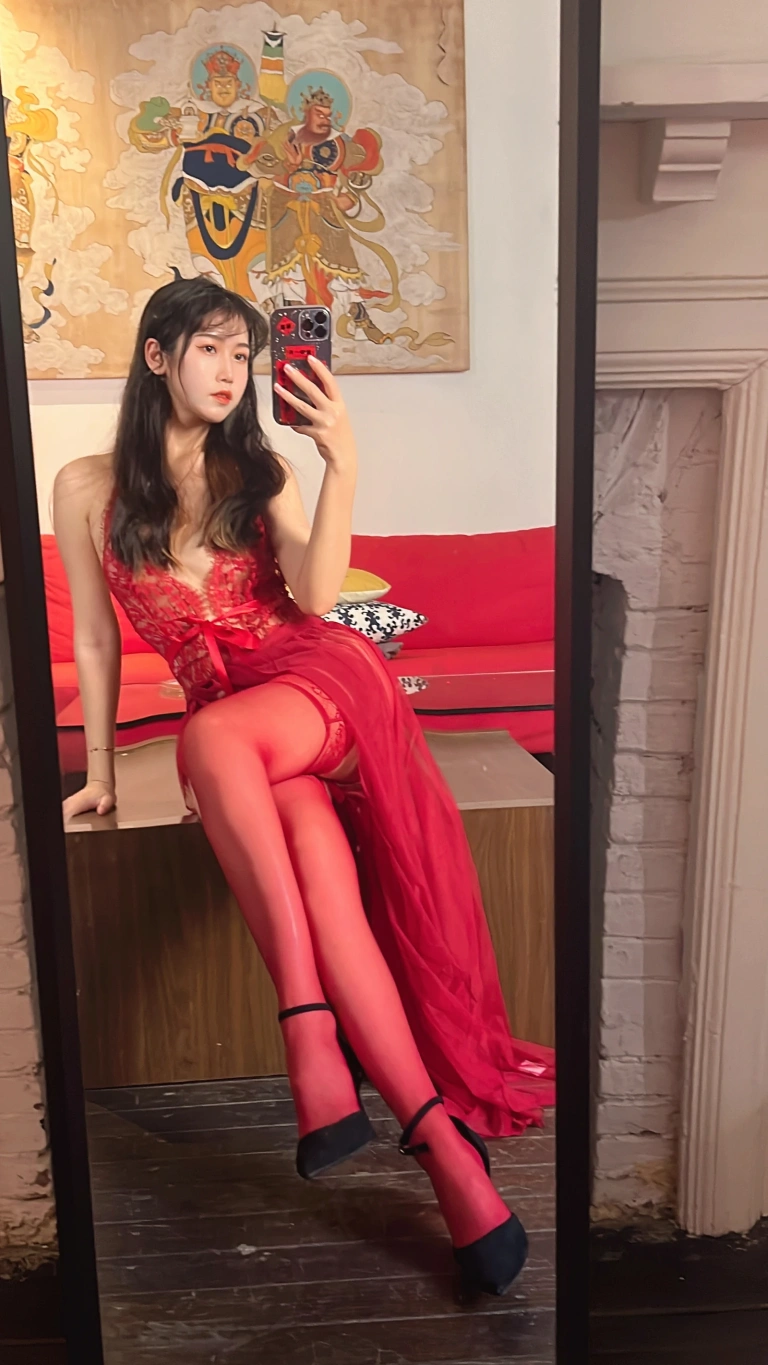 不呆猫《霸气红色人妻》主题写真：57张全套美图，含1个视频