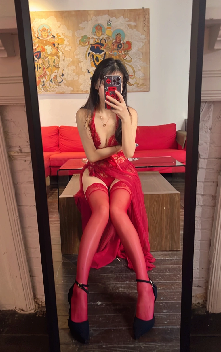 不呆猫《霸气红色人妻》主题写真：57张全套美图，含1个视频