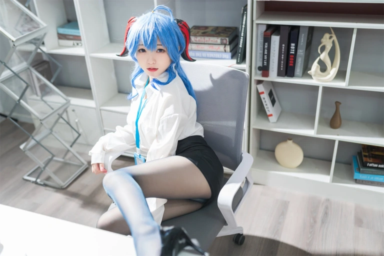 花铃《甘雨秘书OL》主题写真：93张全套美图