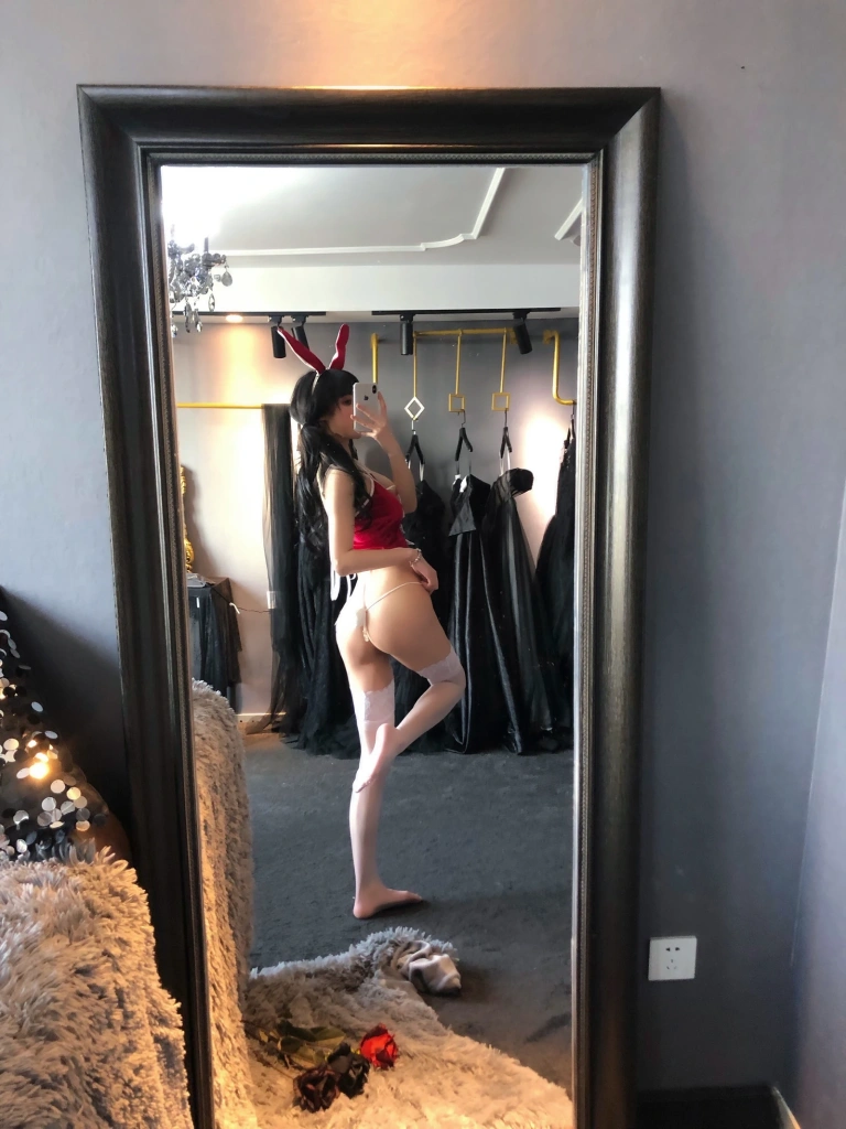 阿包也是兔娘《红色兔兔》主题写真：11张全套美图