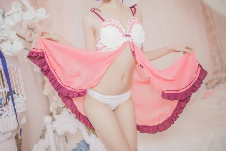 木棉棉《蕾姆睡衣》主题写真：24张全套美图