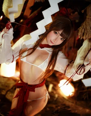 是三不是世《祈福巫女》主题写真：43张全套美图