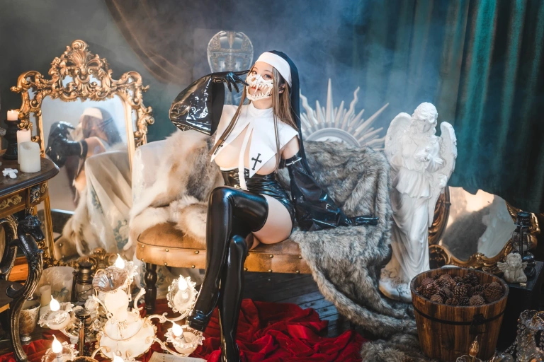 蜜汁猫裘《恶修女》主题写真：43张全套美图