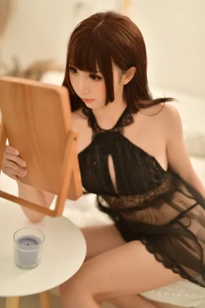 面饼仙儿《黑色露背私房》主题写真：17张全套美图