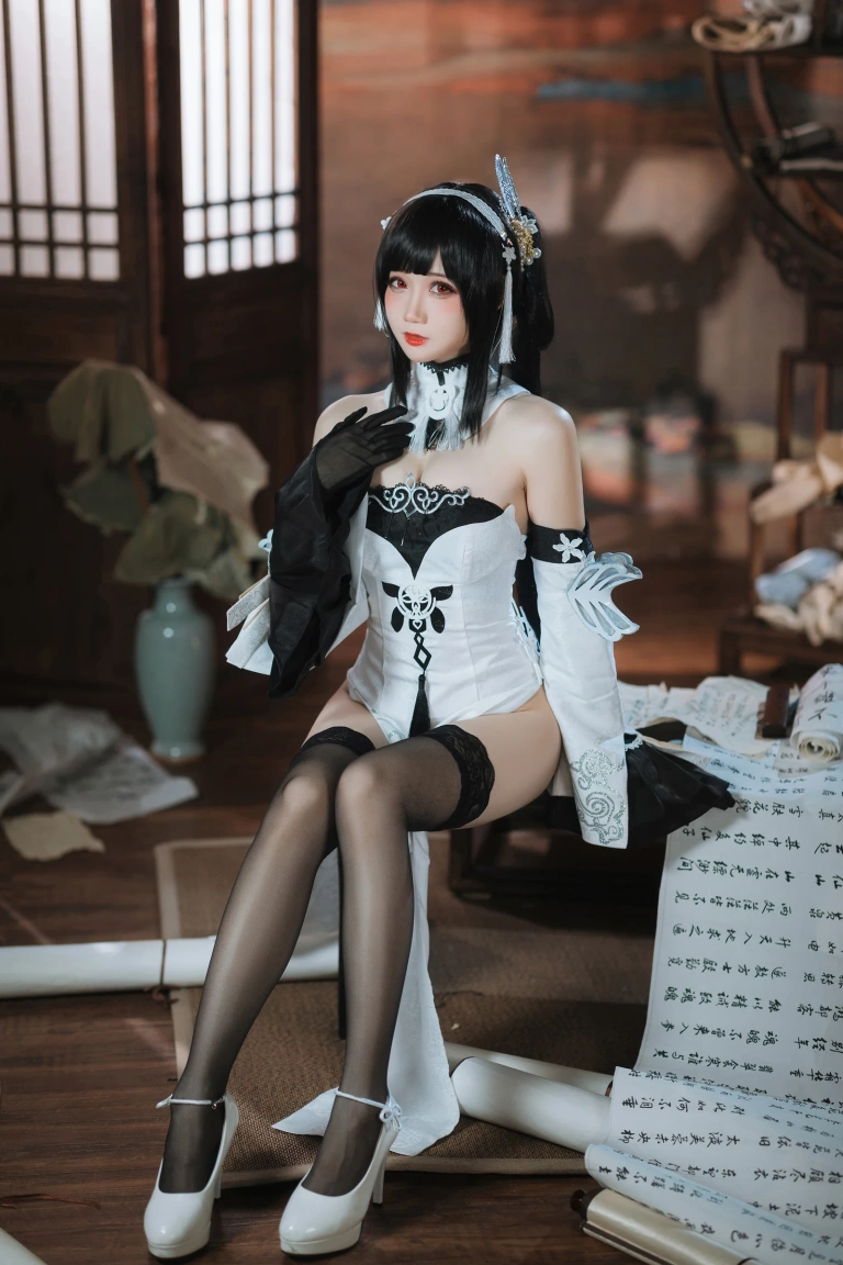 焖焖碳《碧蓝航线 鎮海 白黑礼服》主题写真：23张全套美图
