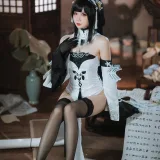 焖焖碳《碧蓝航线 鎮海 白黑礼服》主题写真：23张全套美图
