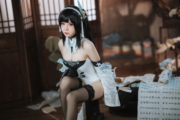 焖焖碳《碧蓝航线 鎮海 白黑礼服》主题写真：23张全套美图