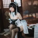 焖焖碳《碧蓝航线 鎮海 白黑礼服》主题写真：23张全套美图