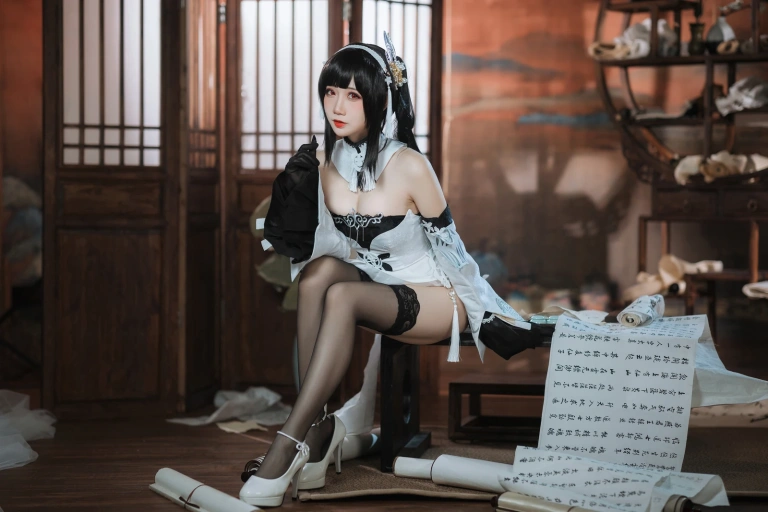 焖焖碳《碧蓝航线 鎮海 白黑礼服》主题写真：23张全套美图