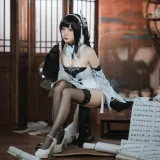 焖焖碳《碧蓝航线 鎮海 白黑礼服》主题写真：23张全套美图