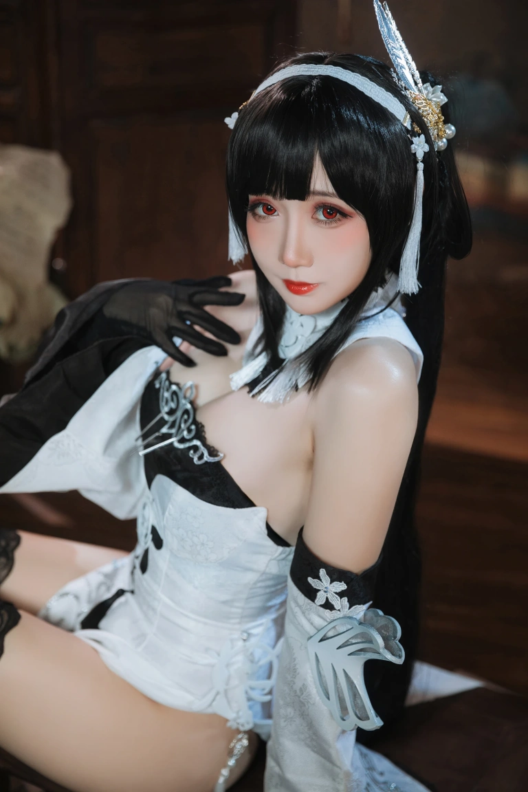 焖焖碳《碧蓝航线 鎮海 白黑礼服》主题写真：23张全套美图
