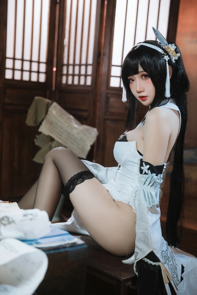 焖焖碳《碧蓝航线 鎮海 白黑礼服》主题写真：23张全套美图