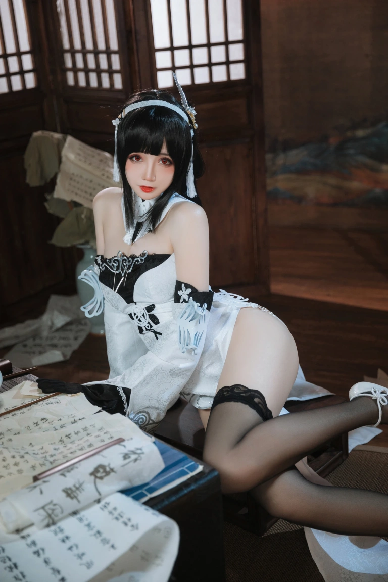 焖焖碳《碧蓝航线 鎮海 白黑礼服》主题写真：23张全套美图