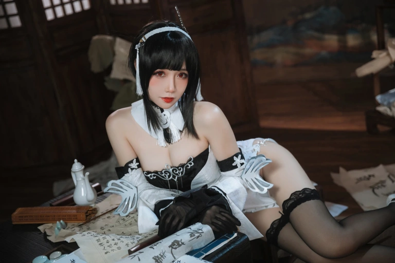 焖焖碳《碧蓝航线 鎮海 白黑礼服》主题写真：23张全套美图