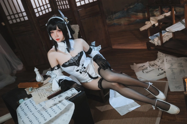 焖焖碳《碧蓝航线 鎮海 白黑礼服》主题写真：23张全套美图