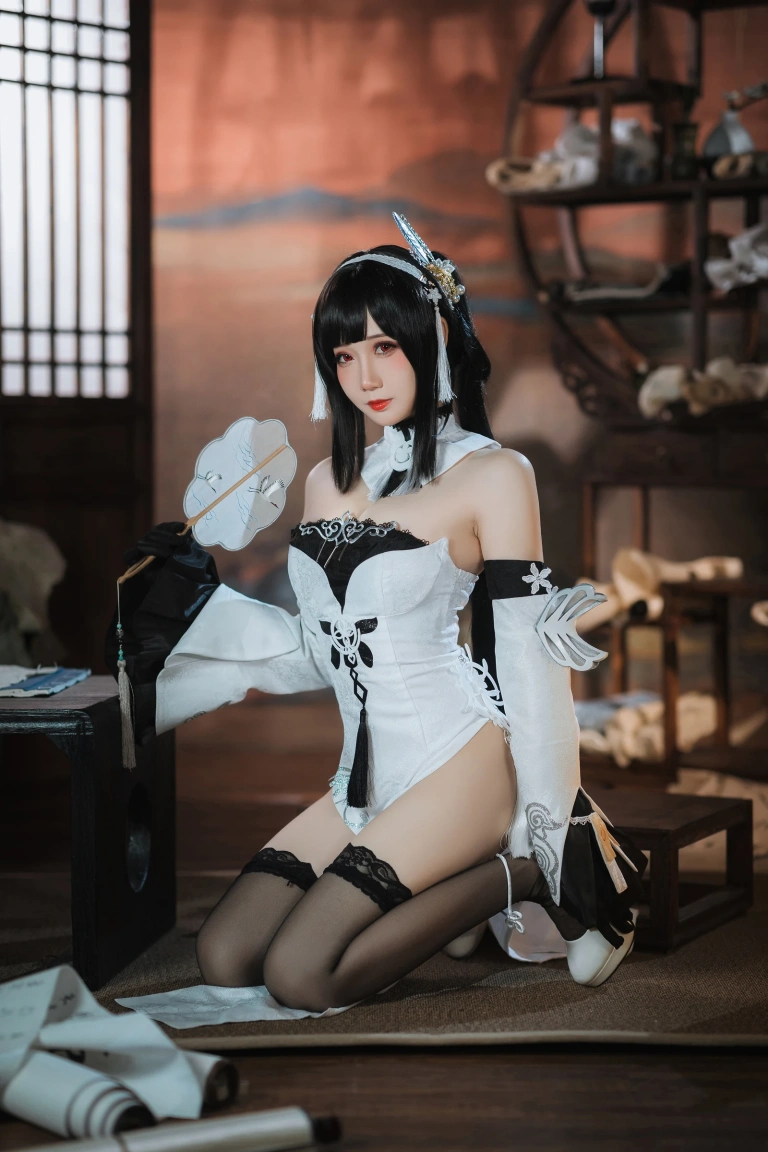 焖焖碳《碧蓝航线 鎮海 白黑礼服》主题写真：23张全套美图