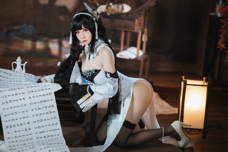 焖焖碳《碧蓝航线 鎮海 白黑礼服》主题写真：23张全套美图