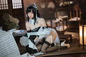 焖焖碳《碧蓝航线 鎮海 白黑礼服》主题写真：23张全套美图