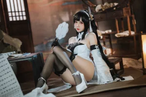 焖焖碳《碧蓝航线 鎮海 白黑礼服》主题写真：23张全套美图