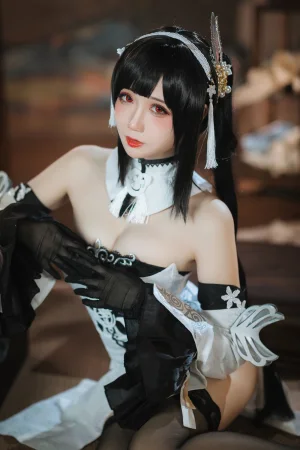 焖焖碳《碧蓝航线 鎮海 白黑礼服》主题写真：23张全套美图