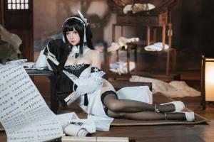 焖焖碳《碧蓝航线 鎮海 白黑礼服》主题写真：23张全套美图