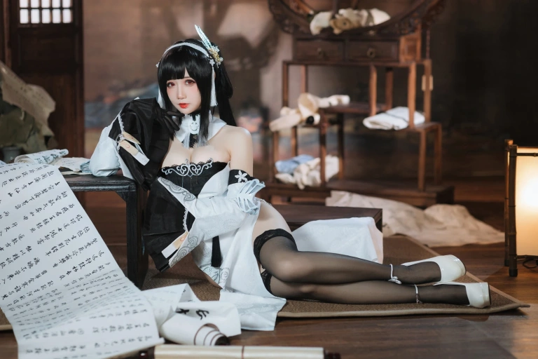 焖焖碳《碧蓝航线 鎮海 白黑礼服》主题写真：23张全套美图