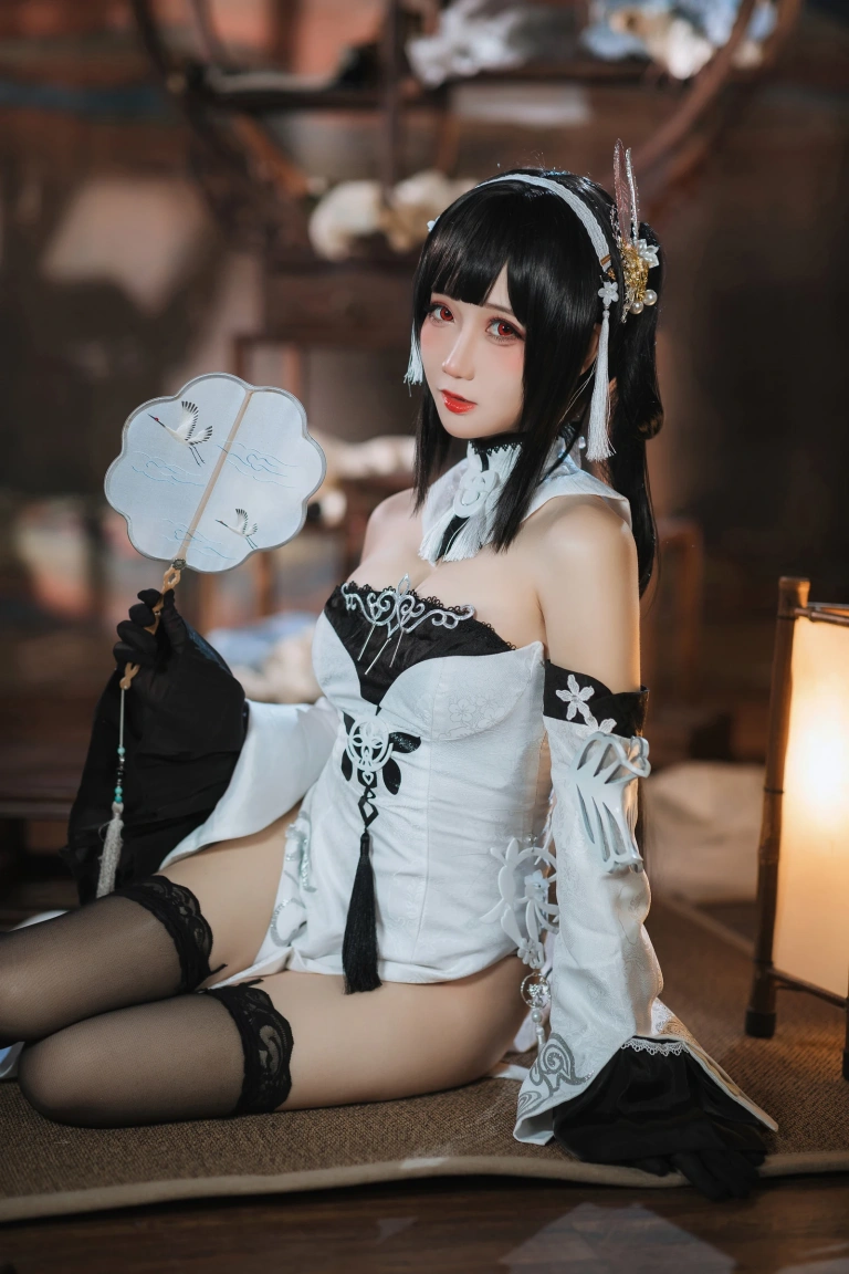 焖焖碳《碧蓝航线 鎮海 白黑礼服》主题写真：23张全套美图