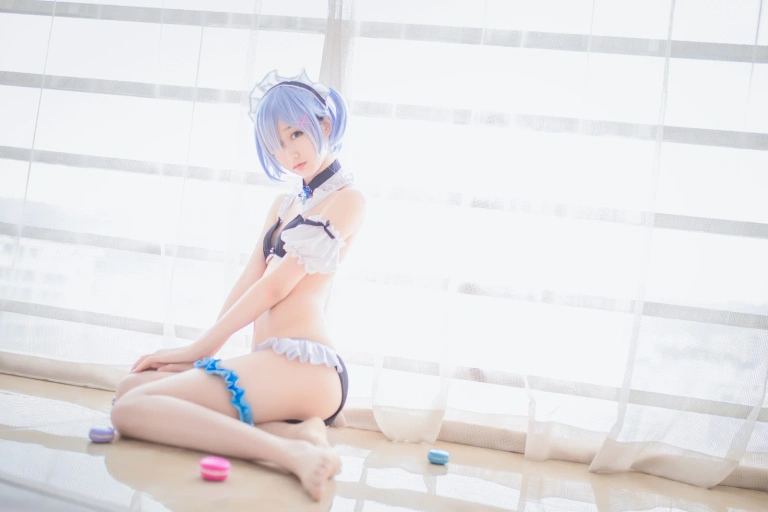 木棉棉《蕾姆泳装》主题写真：26张全套美图