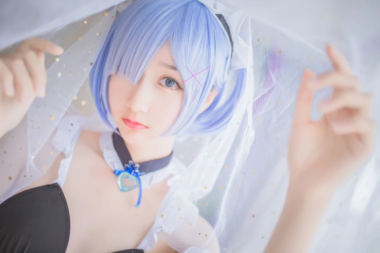 木棉棉《蕾姆泳装》主题写真：26张全套美图