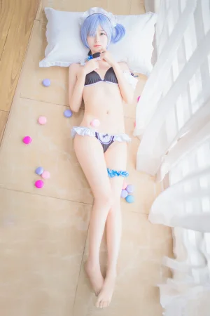 木棉棉《蕾姆泳装》主题写真：26张全套美图