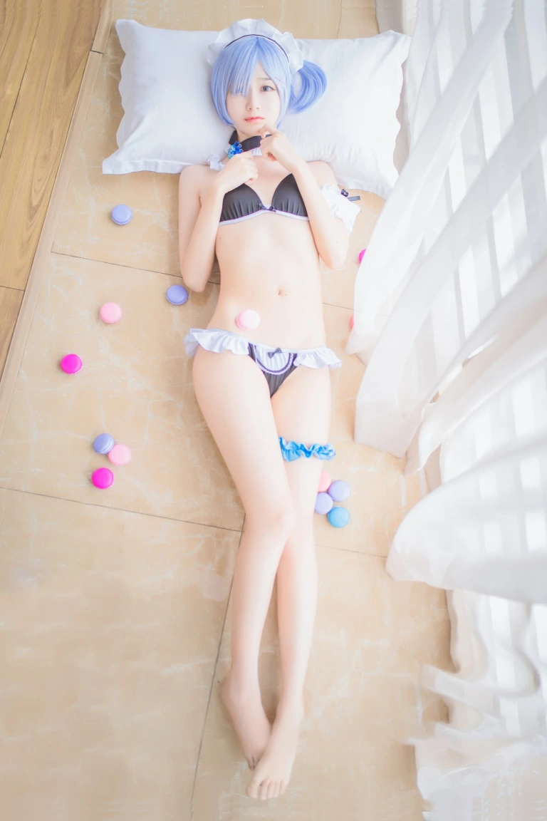 木棉棉《蕾姆泳装》主题写真：26张全套美图
