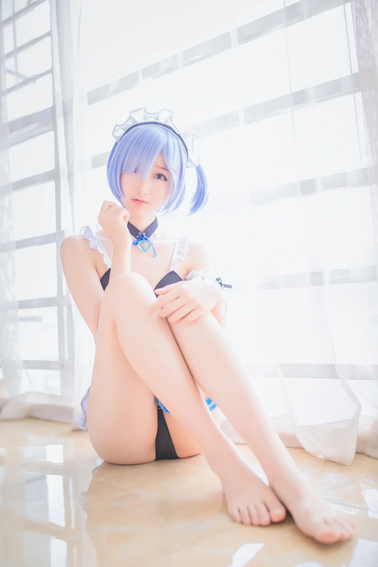 木棉棉《蕾姆泳装》主题写真：26张全套美图