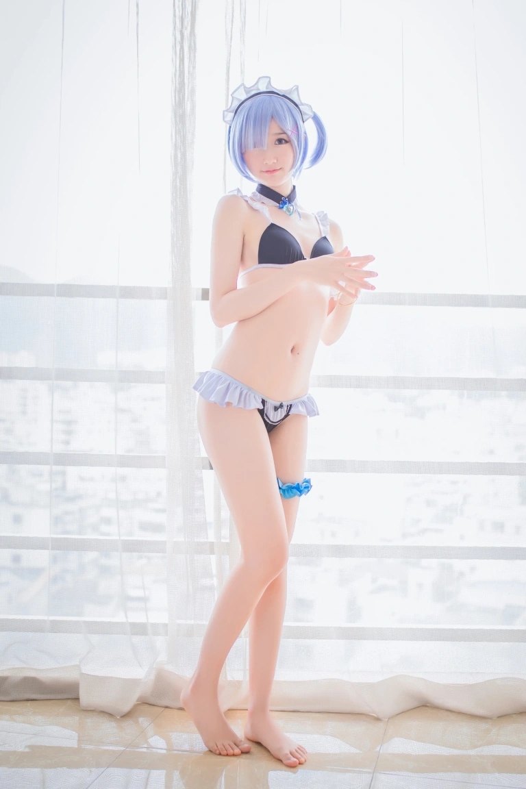 木棉棉《蕾姆泳装》主题写真：26张全套美图