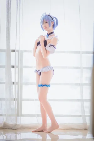 木棉棉《蕾姆泳装》主题写真：26张全套美图