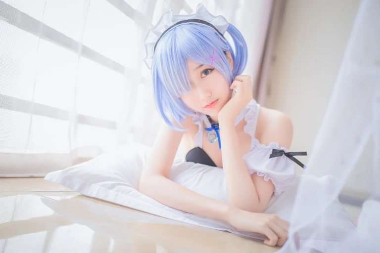 木棉棉《蕾姆泳装》主题写真：26张全套美图