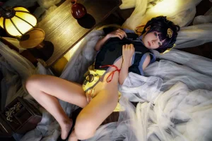 是三不是世《小僵尸》主题写真：50张全套美图