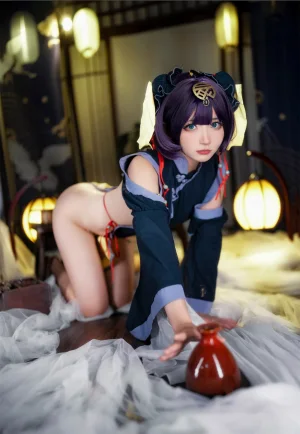 是三不是世《小僵尸》主题写真：50张全套美图