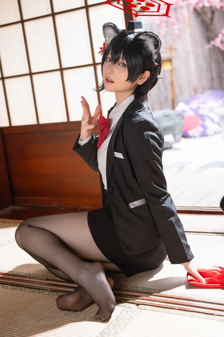 屿鱼《蔚蓝档案 春日椿 导游》主题写真：55张全套美图