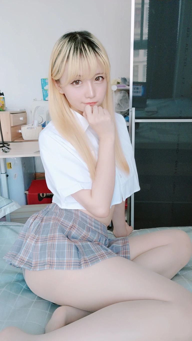 星之迟迟《定制 6-25 短制服裙》主题写真：66张全套美图，含1个视频