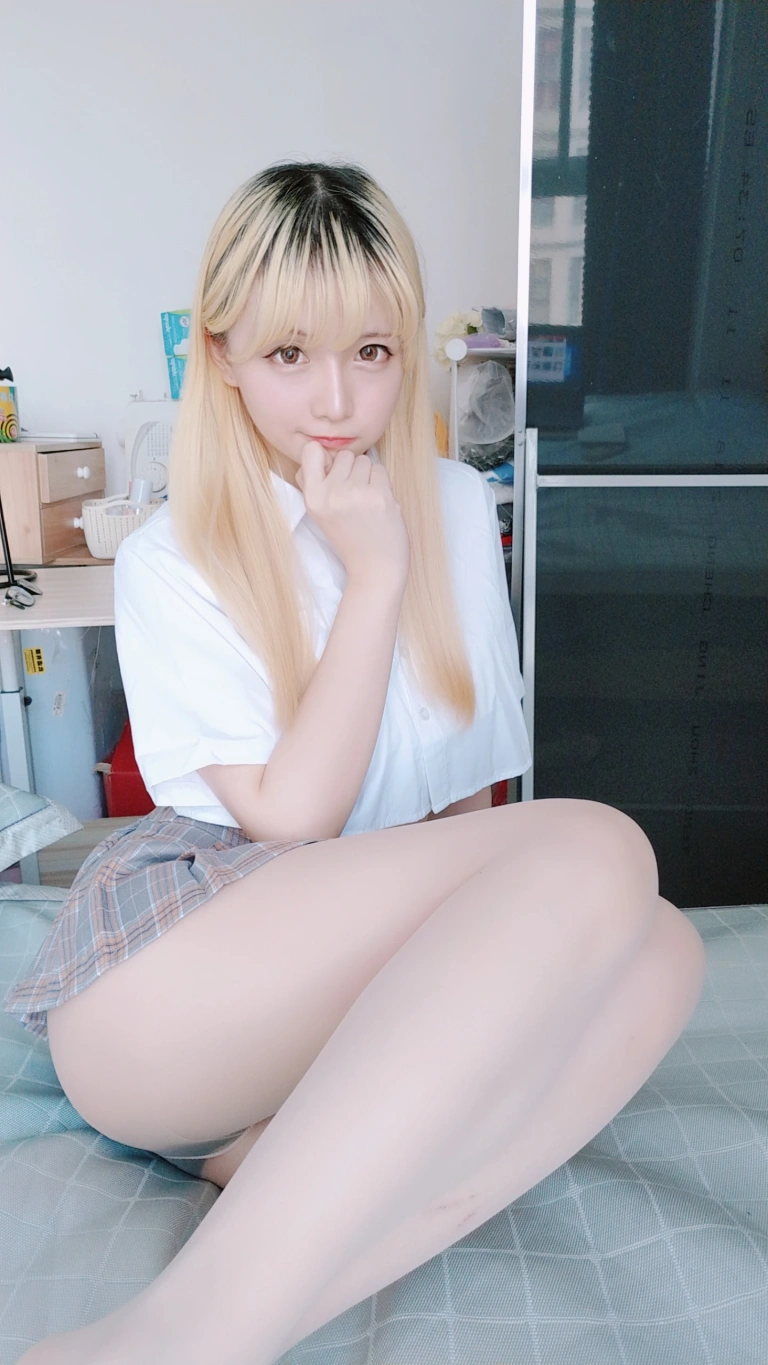 星之迟迟《定制 6-25 短制服裙》主题写真：66张全套美图，含1个视频