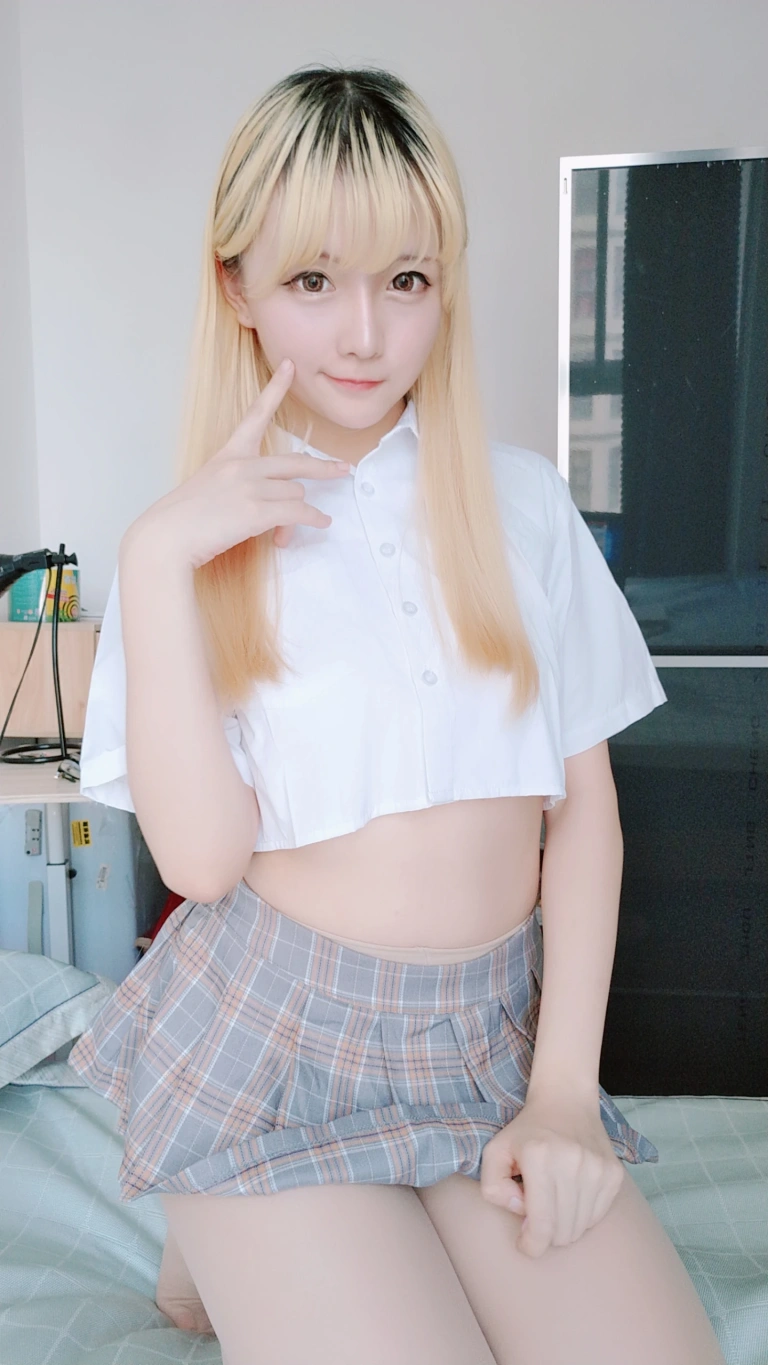 星之迟迟《定制 6-25 短制服裙》主题写真：66张全套美图，含1个视频