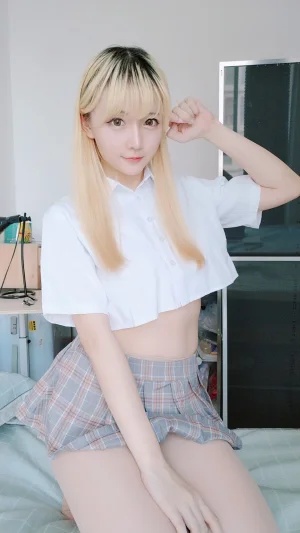 星之迟迟《定制 6-25 短制服裙》主题写真：66张全套美图，含1个视频