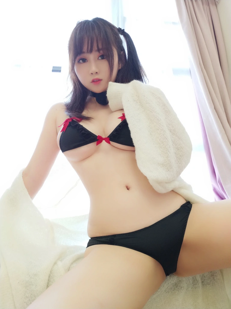 依酱《黑色情趣内衣》主题写真：28张全套美图