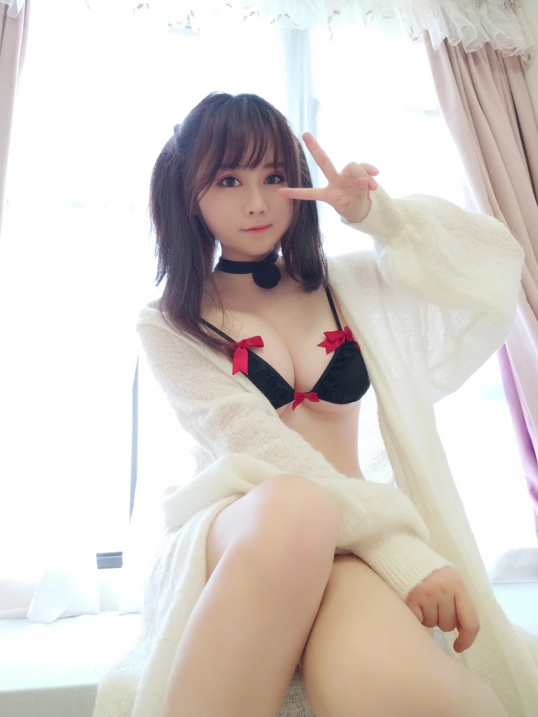 依酱《黑色情趣内衣》主题写真：28张全套美图
