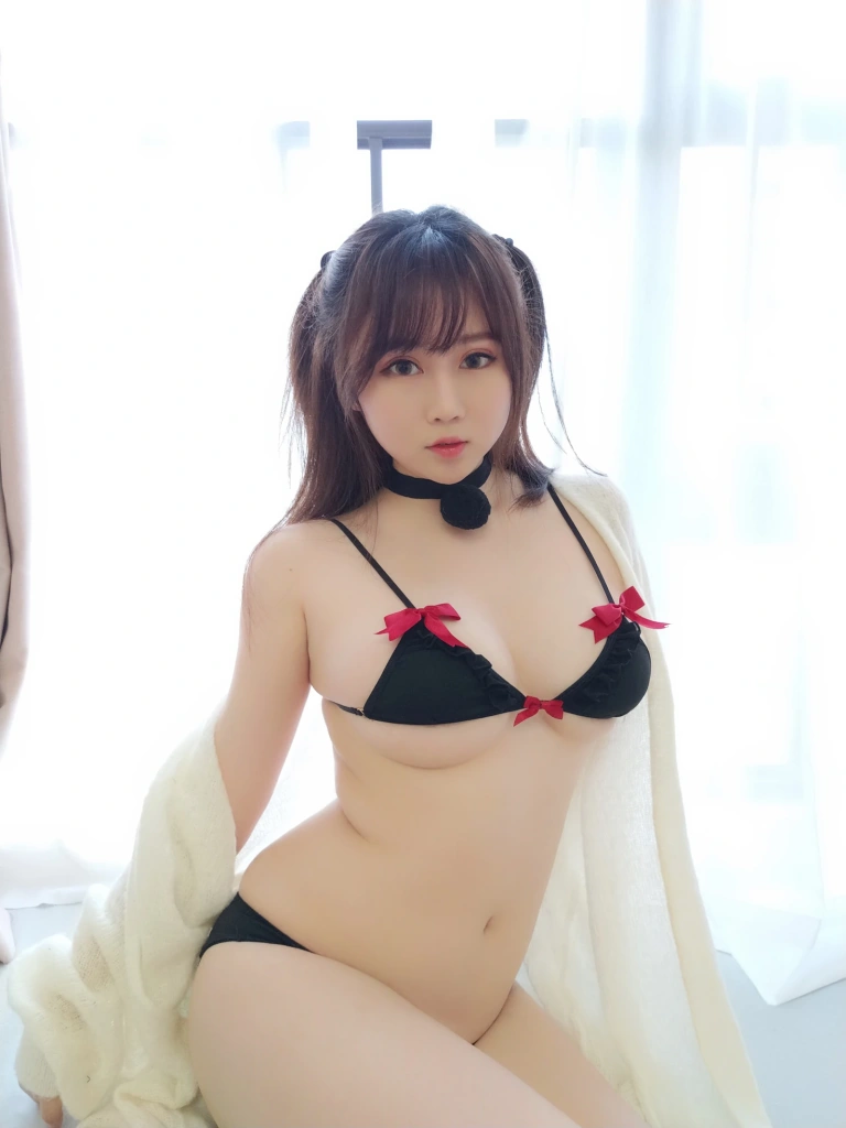 依酱《黑色情趣内衣》主题写真：28张全套美图