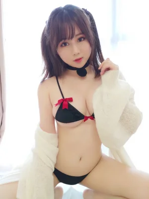 依酱《黑色情趣内衣》主题写真：28张全套美图