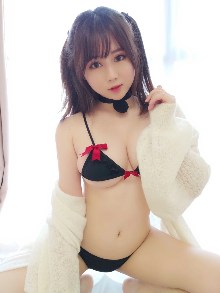 依酱《黑色情趣内衣》主题写真：28张全套美图