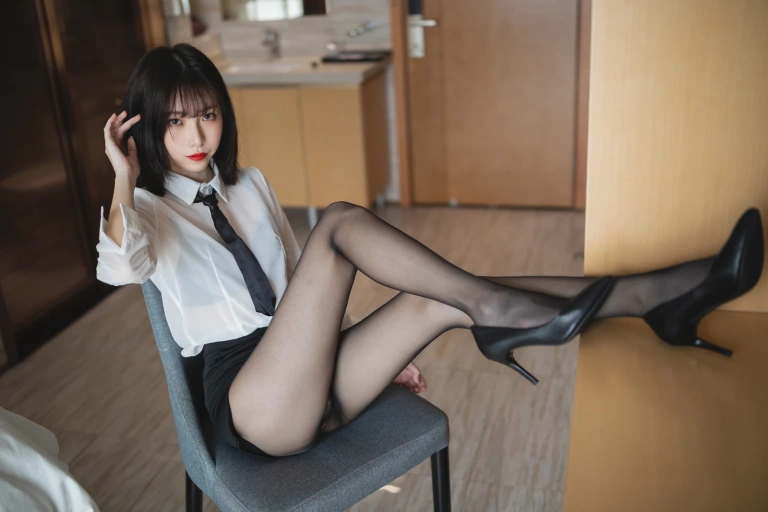 许岚《OL制服》主题写真：41张全套美图